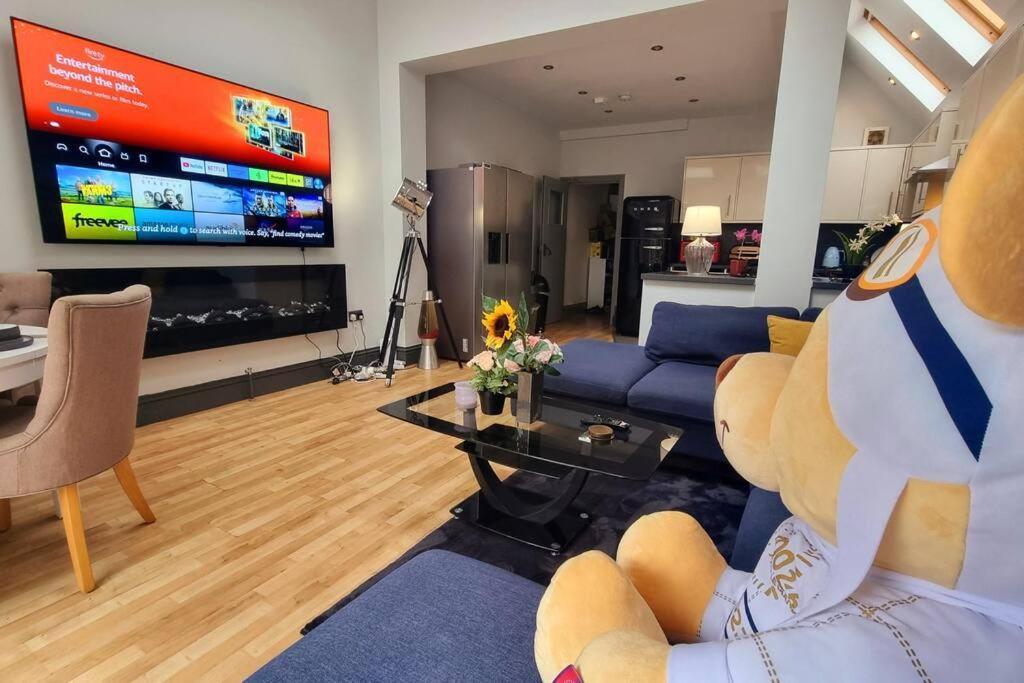 5 Bed With Cinema, F1 Racing Sim, 1 Gb Internet, Bbq, Garden, 20 Mins London, Parking, Ev Port, Metro 5 Mins Walk Londres