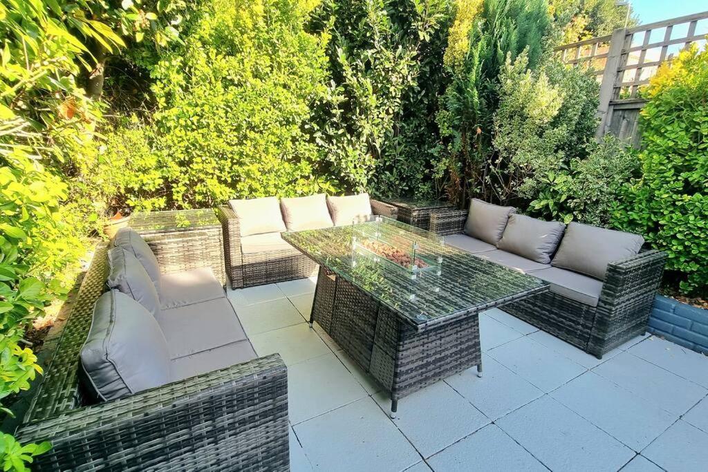 5 Bed With Cinema, F1 Racing Sim, 1 Gb Internet, Bbq, Garden, 20 Mins London, Parking, Ev Port, Metro 5 Mins Walk Londres