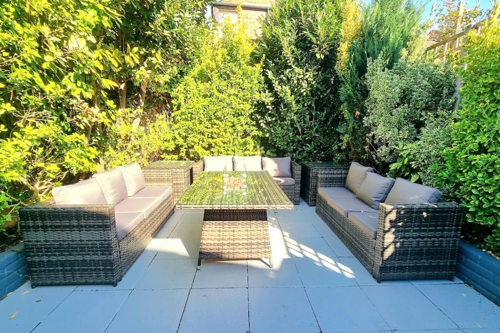 5 Bed With Cinema, F1 Racing Sim, 1 Gb Internet, Bbq, Garden, 20 Mins London, Parking, Ev Port, Metro 5 Mins Walk