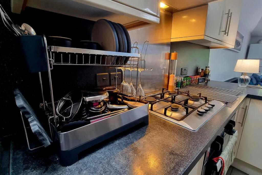 5 Bed With Cinema, F1 Racing Sim, 1 Gb Internet, Bbq, Garden, 20 Mins London, Parking, Ev Port, Metro 5 Mins Walk Apartamento *