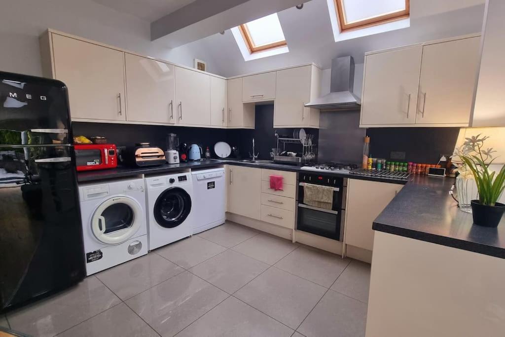 5 Bed With Cinema, F1 Racing Sim, 1 Gb Internet, Bbq, Garden, 20 Mins London, Parking, Ev Port, Metro 5 Mins Walk Apartamento Londres