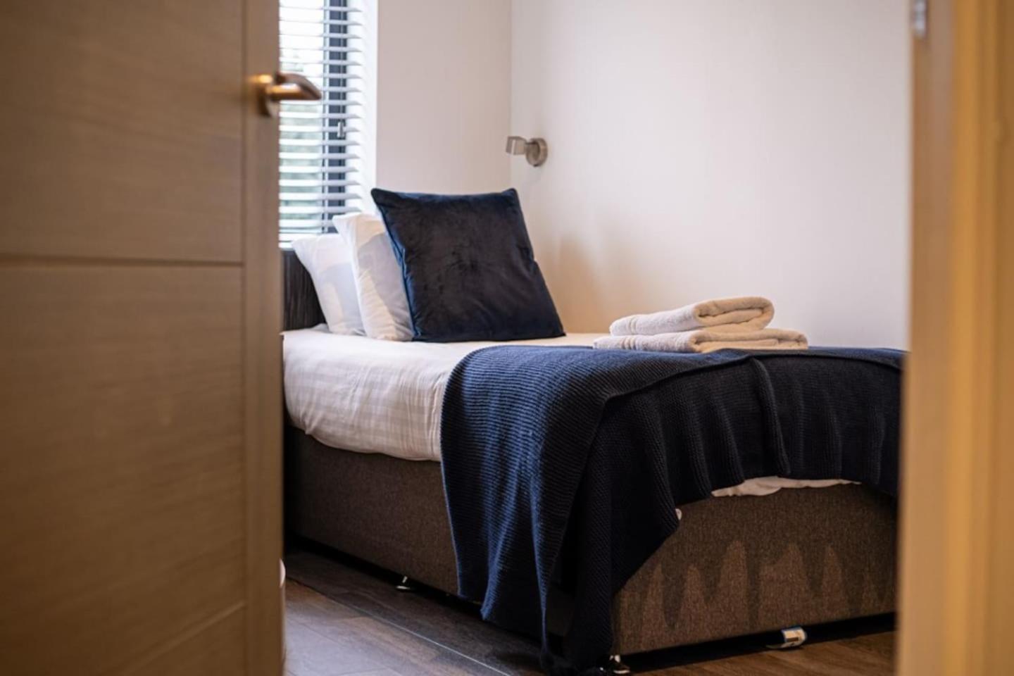 2bd In Whitechapel, *