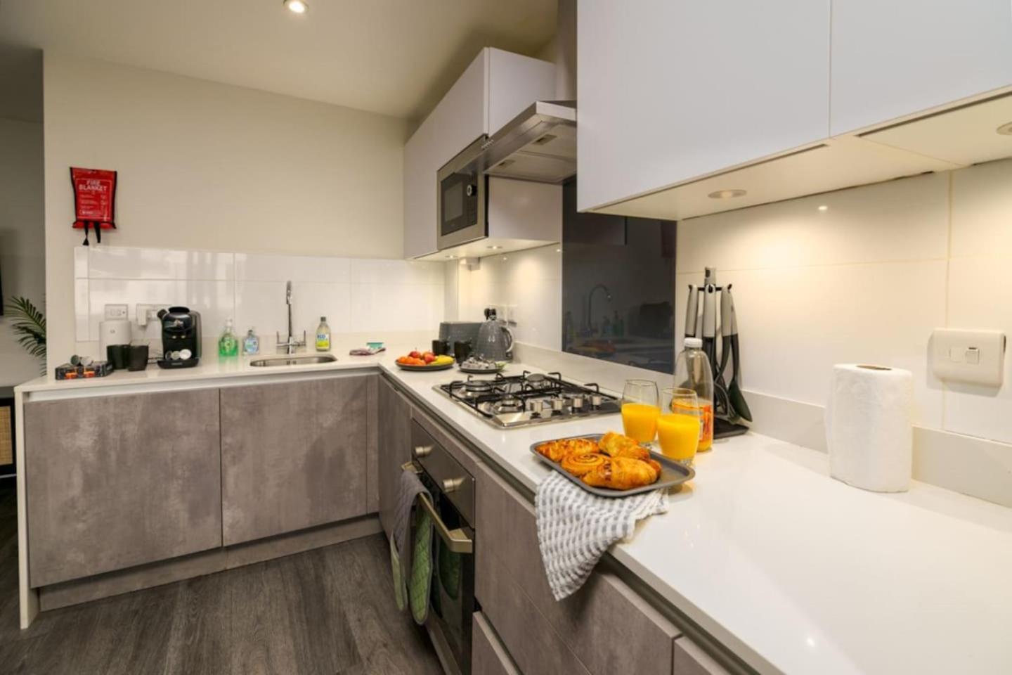 2bd In Whitechapel, *
