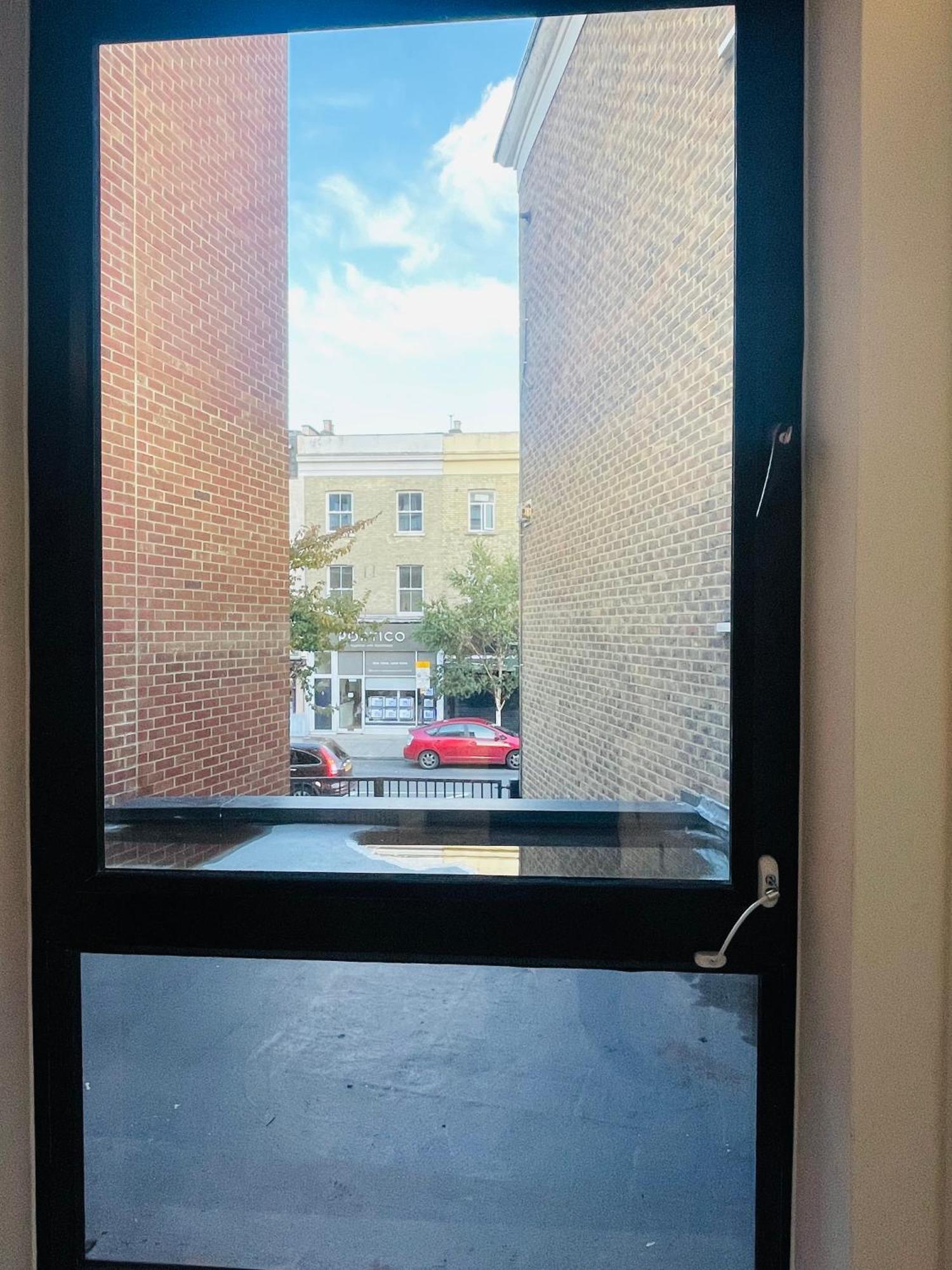 Appartement Fully Furnished Duplex In Askew Road Londen
