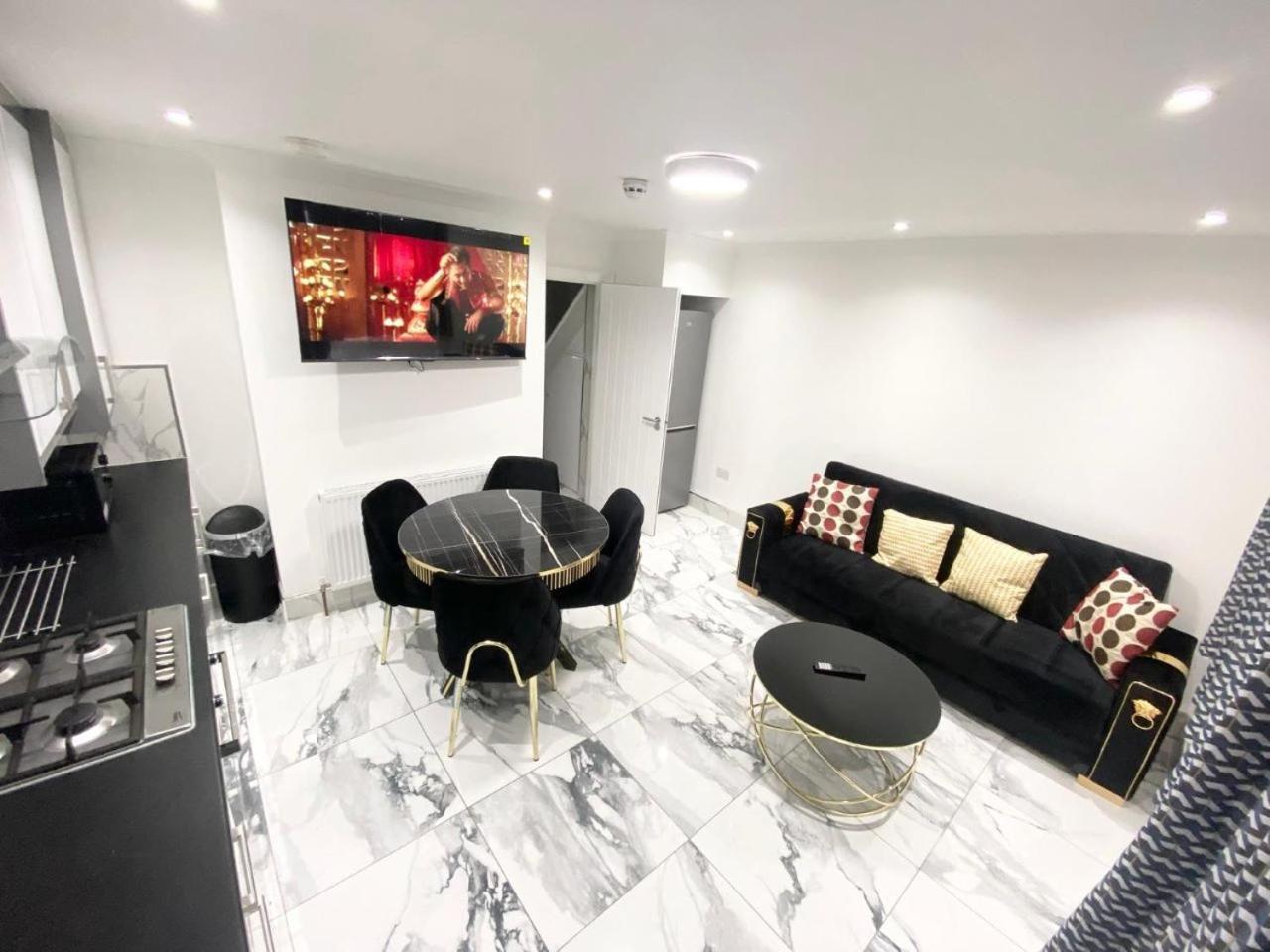 The Royal Boutique Kensington By , Sleep 11 *