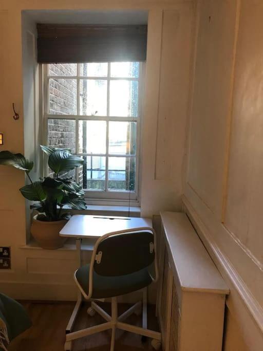 Authentic 3 Bed Historic House Soho, Appartement