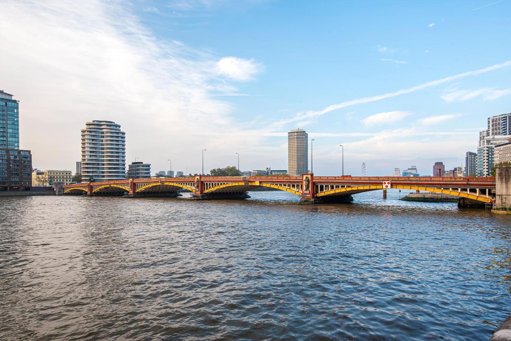 Modern 2 Bedroom 2 Bath With River View Appartement Londen