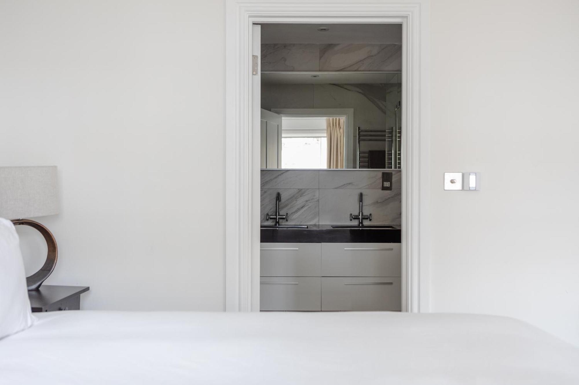Number 53 - Stunning Maisonette With Parking In Kensington & Chelsea Apartment *