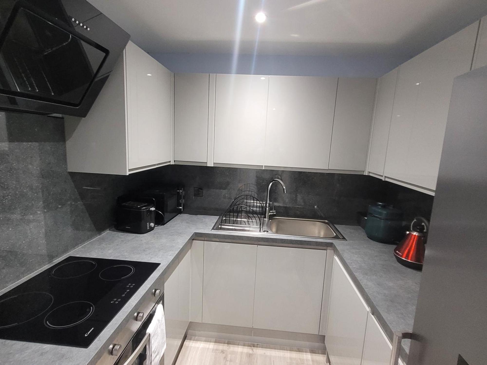 Private In A 2 Bed In Zone 2 *