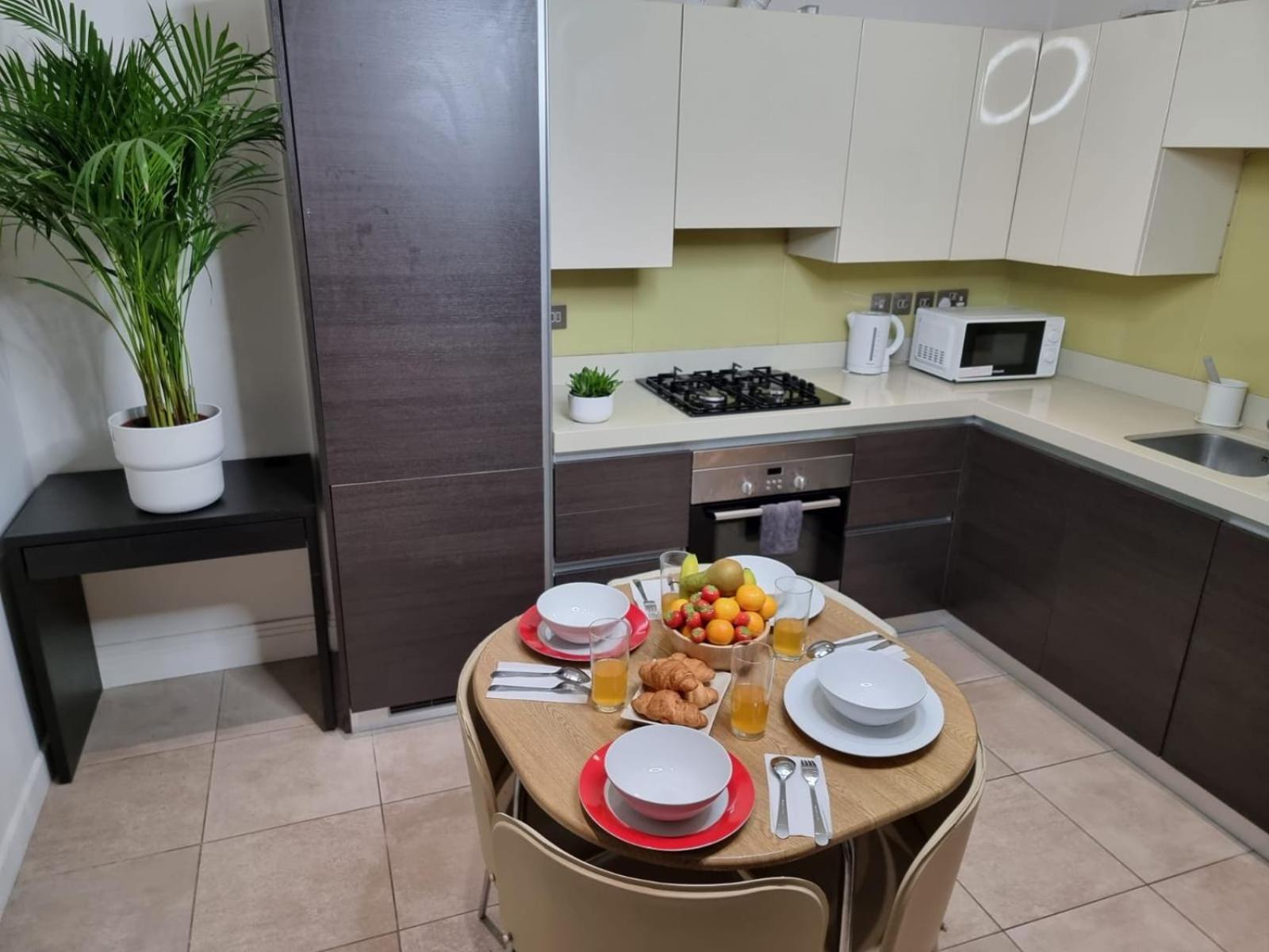 Luxury 4-bed With Balcony & Garden, Near Emirates Stadium, 15 Mins To