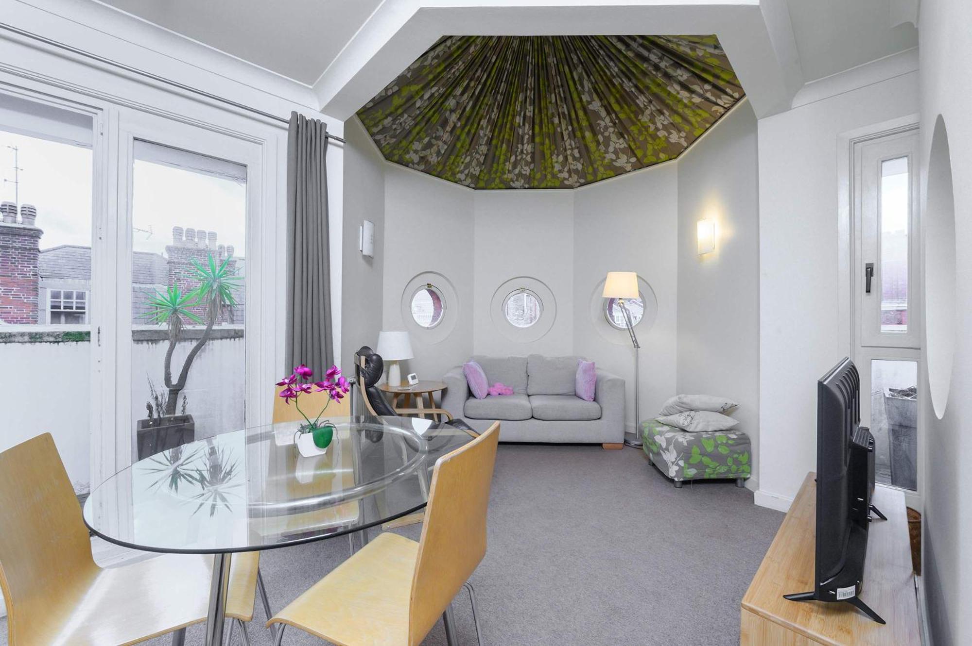 The Aristocrat - Fitzrovia - By Frankie Says * Londres