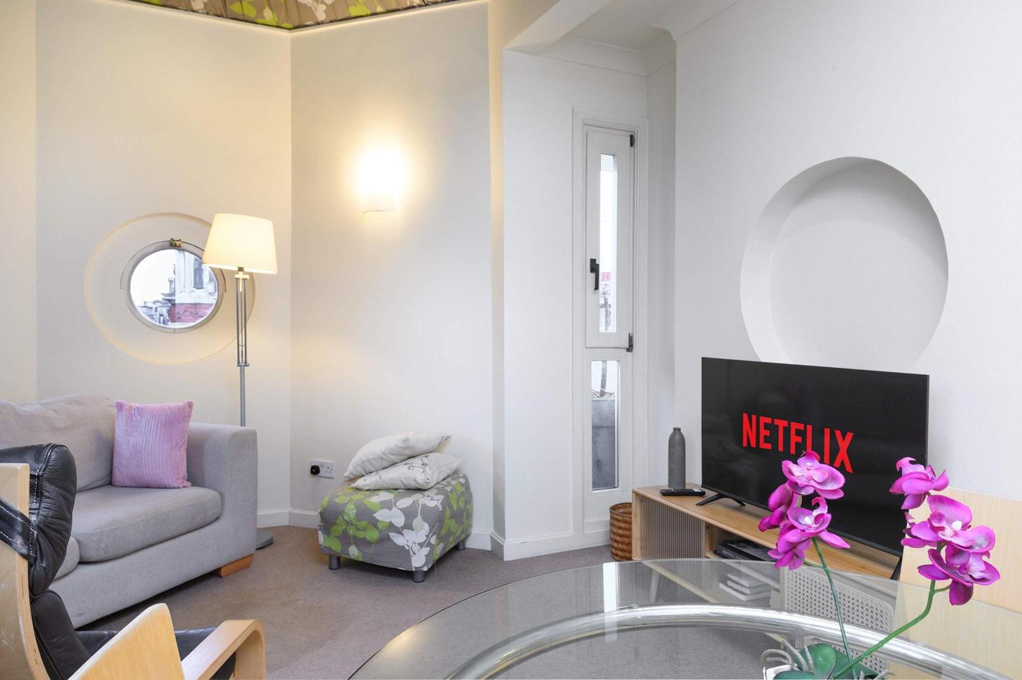 The Aristocrat - Fitzrovia - By Frankie Says Londres
