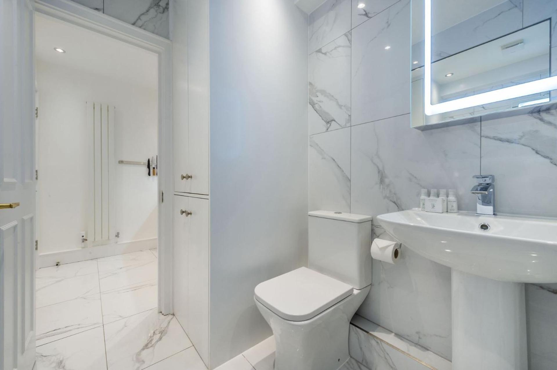 Regency Residences - Fitzrovia - By Frankie Says * Londres