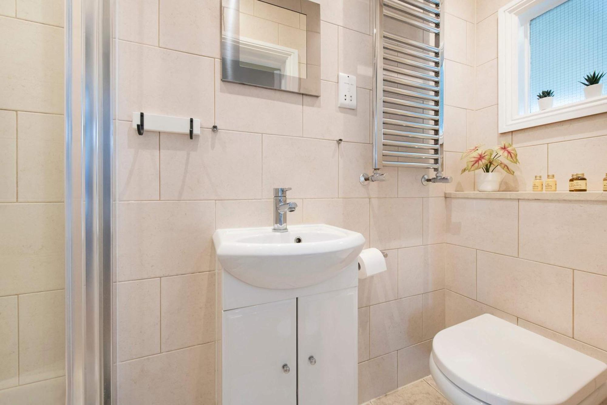 So Glamorous Pad - Fitzrovia - By Frankie Says Apartment *