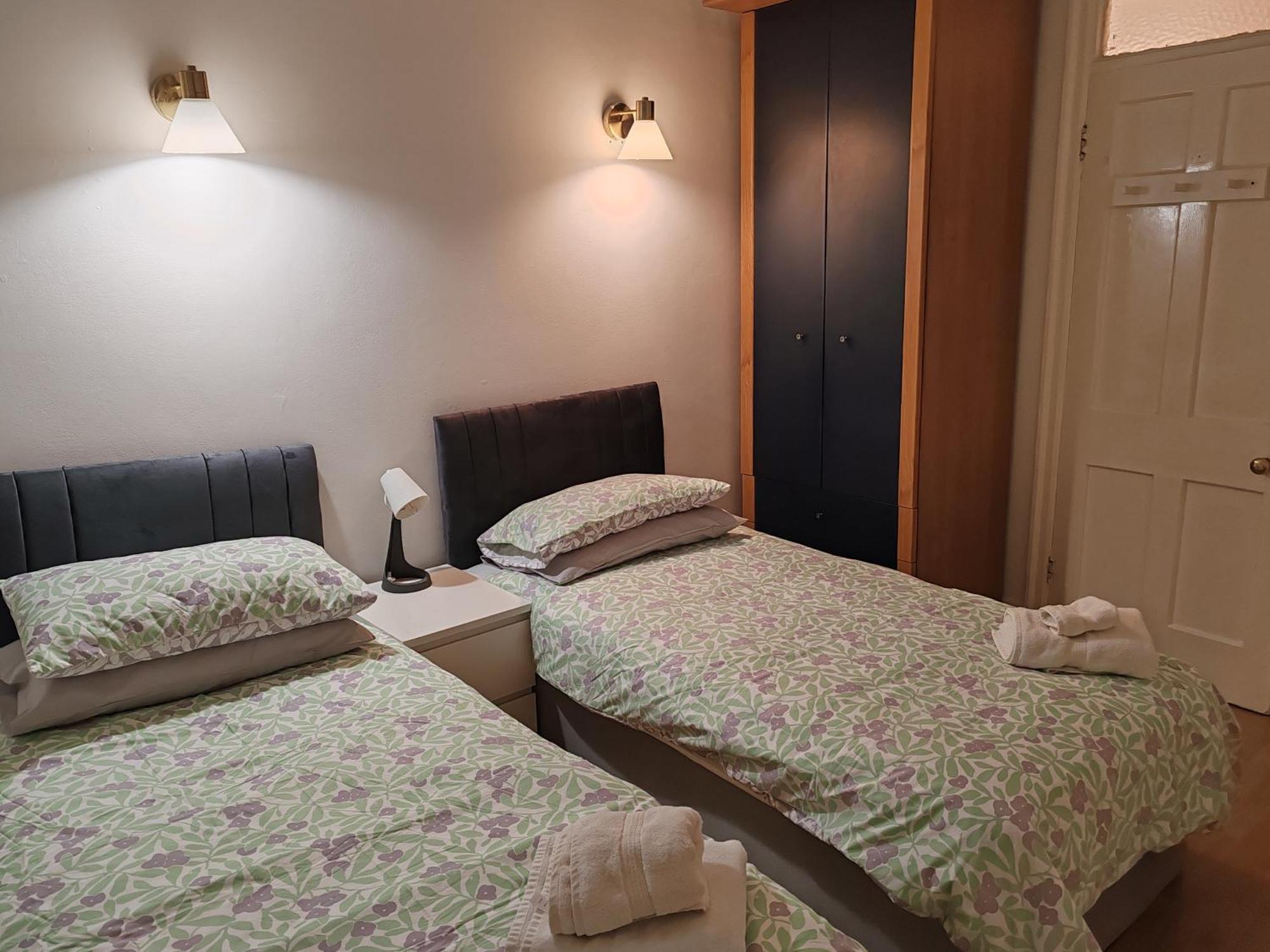 Two Bedroom In Queensway, W2, Apartamento Londres