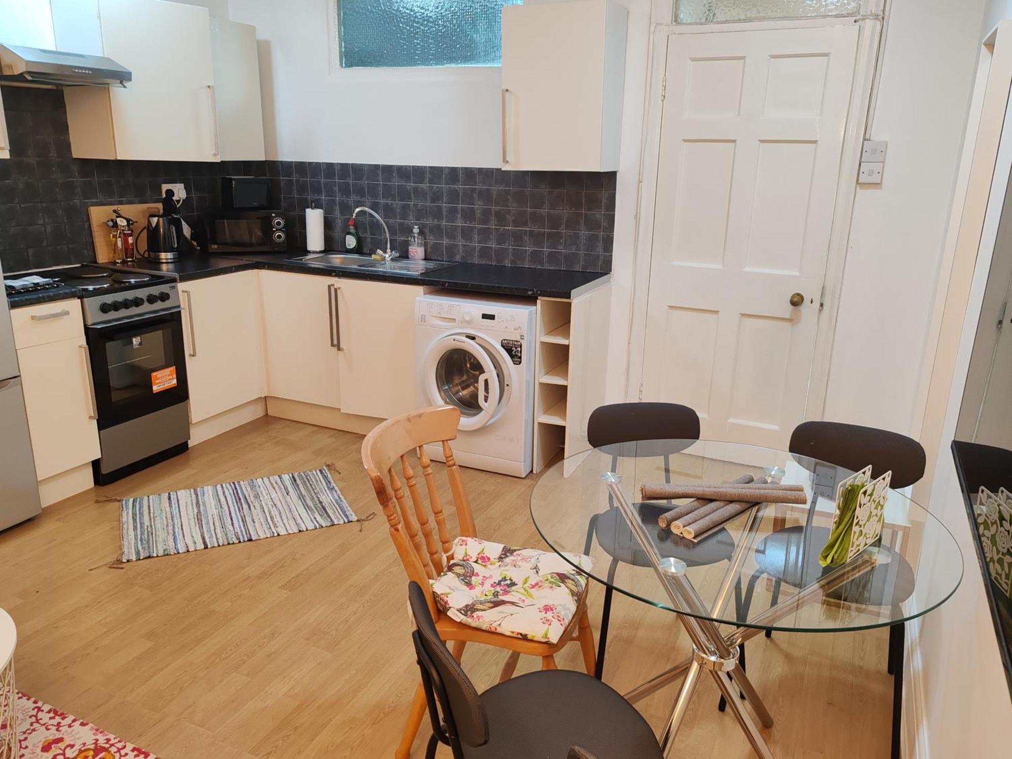 Two Bedroom In Queensway, W2, Apartamento Londres