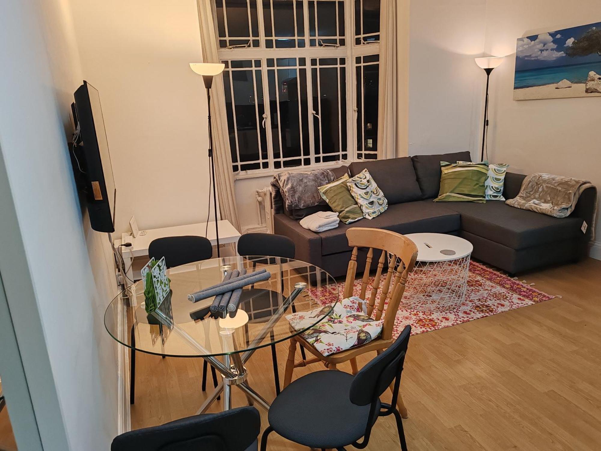 Two Bedroom In Queensway, W2, Londres