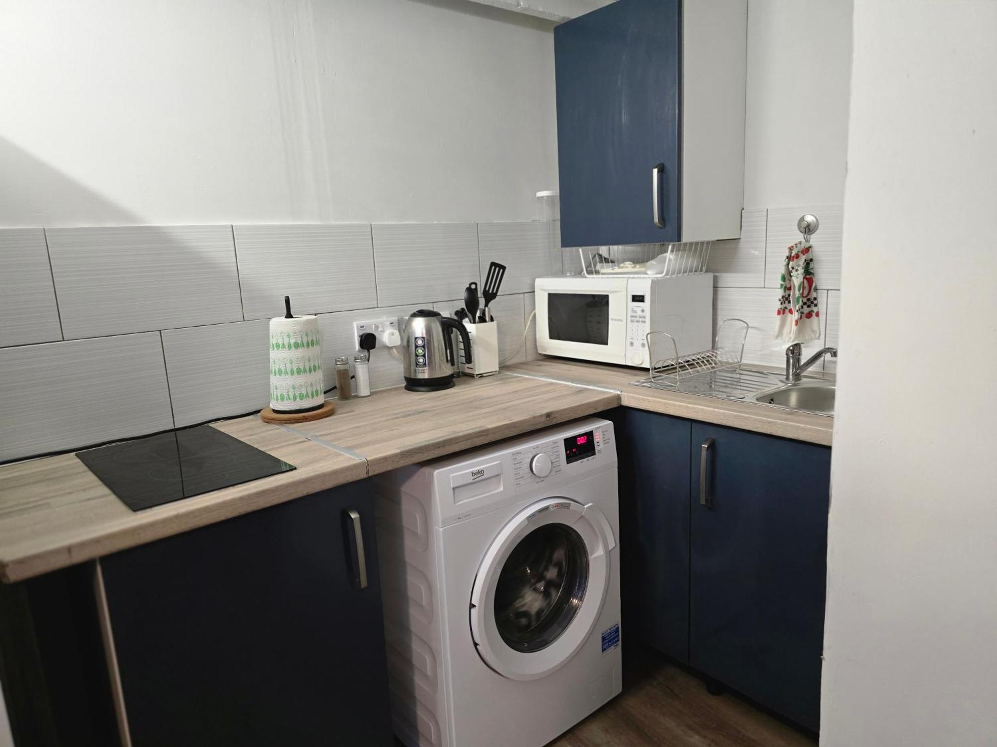 With 3 Beds- 20 Min From Bridge And Gatwick Airport