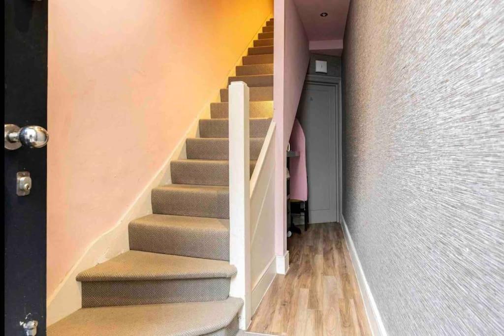 Villa Stunning Modern 2-floor House With 3 Ensuite Londres