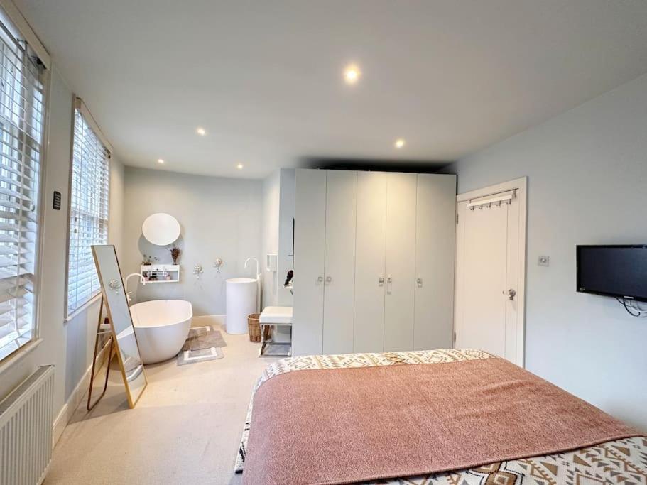 Stunning Modern 2-floor House With 3 Ensuite *