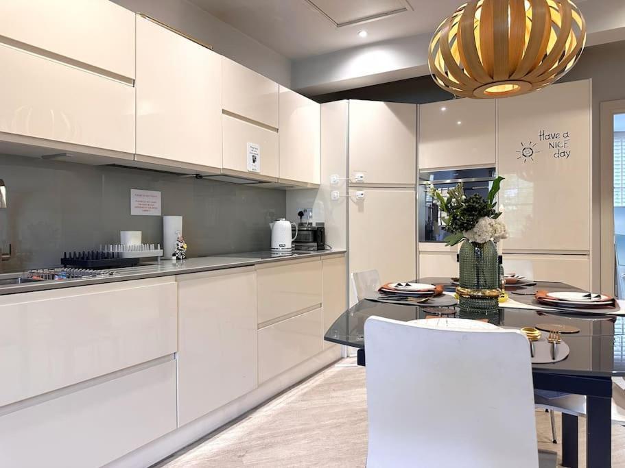 Stunning Modern 2-floor House With 3 Ensuite Villa Londres