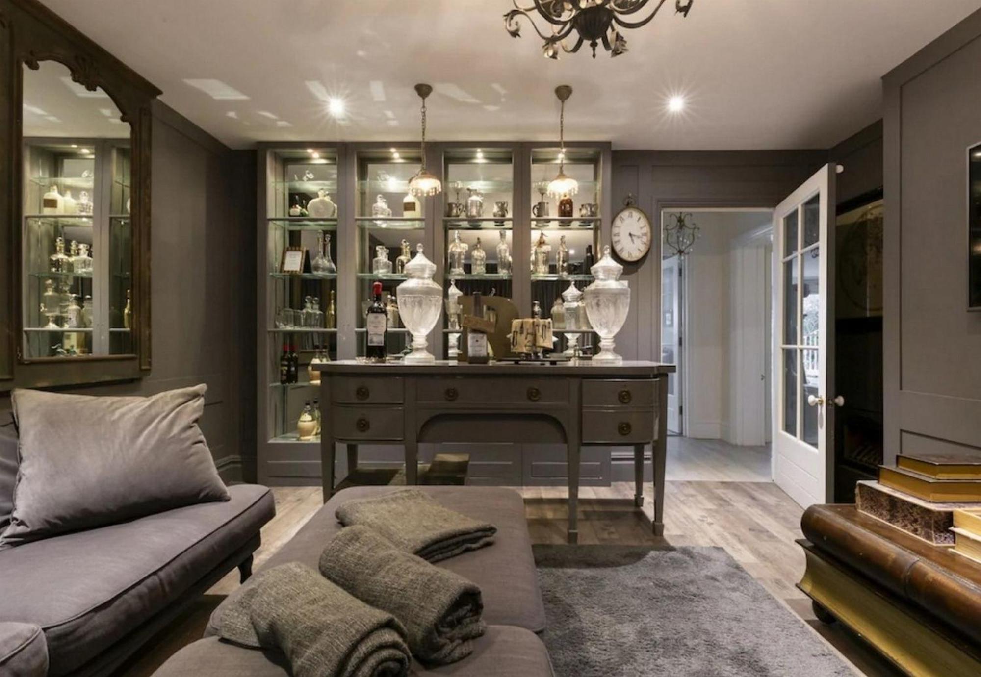 7br Holiday In Near Hyde Park- If You Want To Book, Please Contact On Wh-ats-app - 0034-605-434-371 !!!!