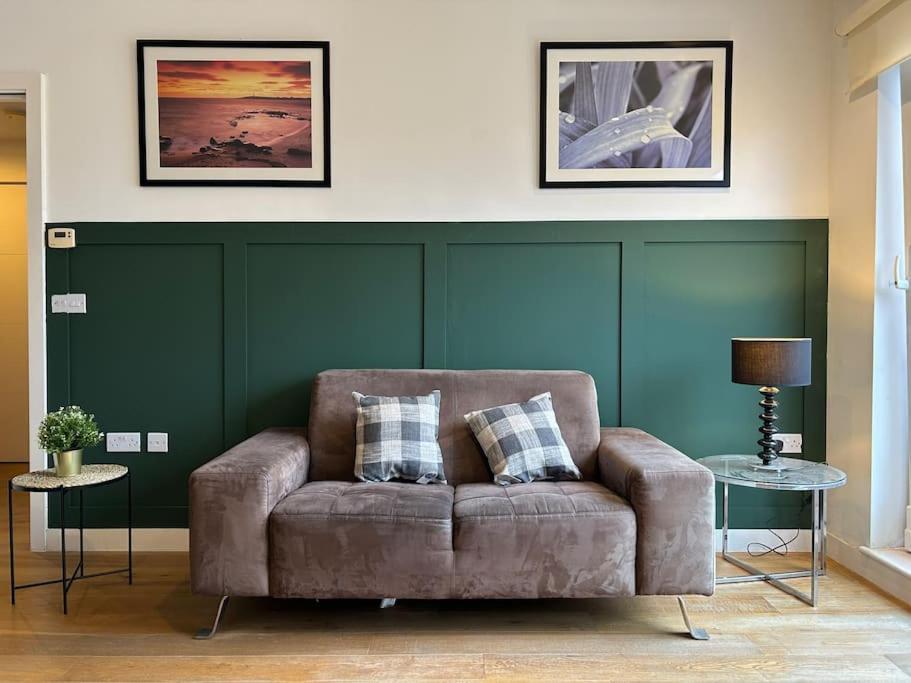 Newly Renovated & Modern 2-br Close To Canary Wharf *