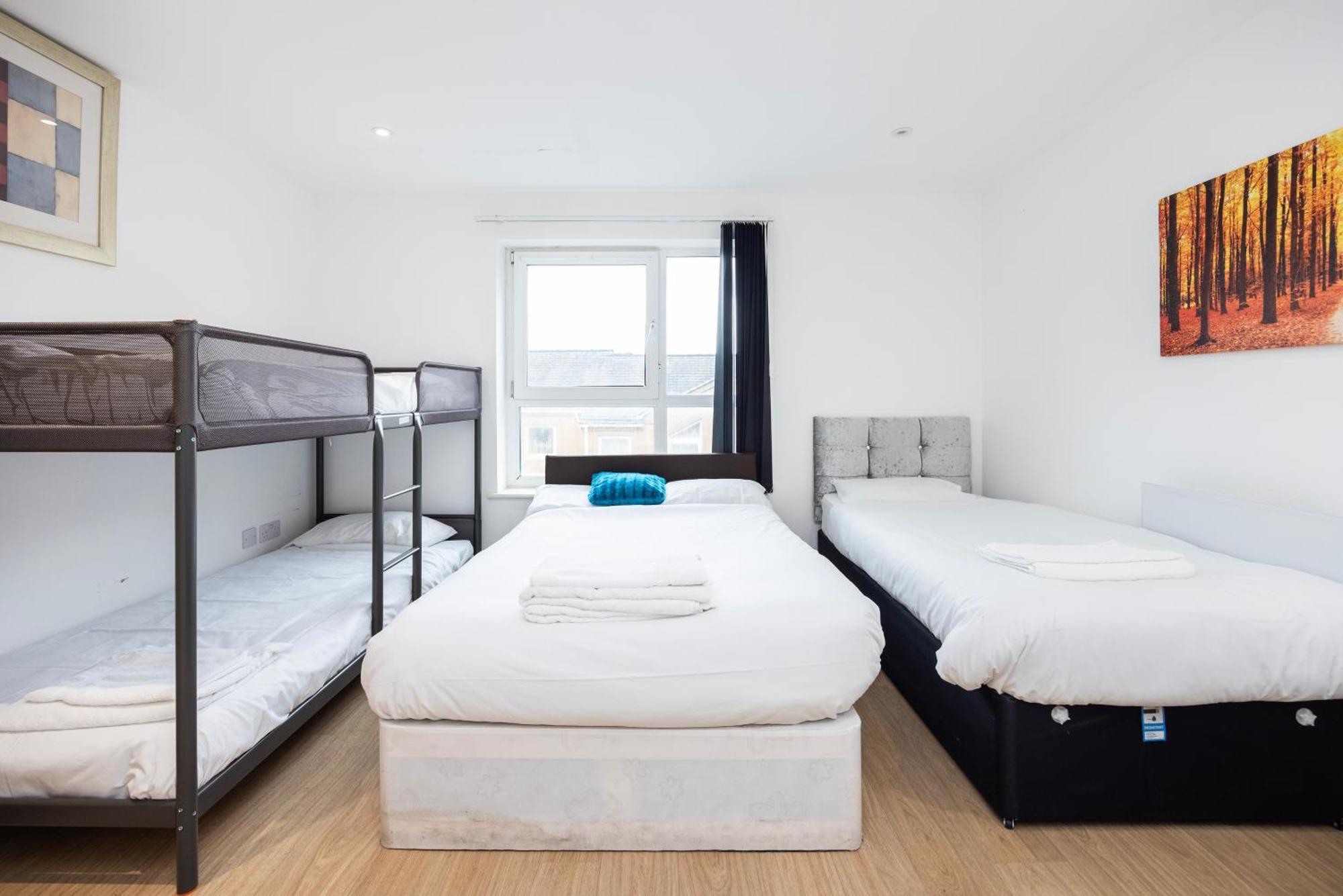 Heads On Bed -canary Wharf Docklands For The Larger Groups
