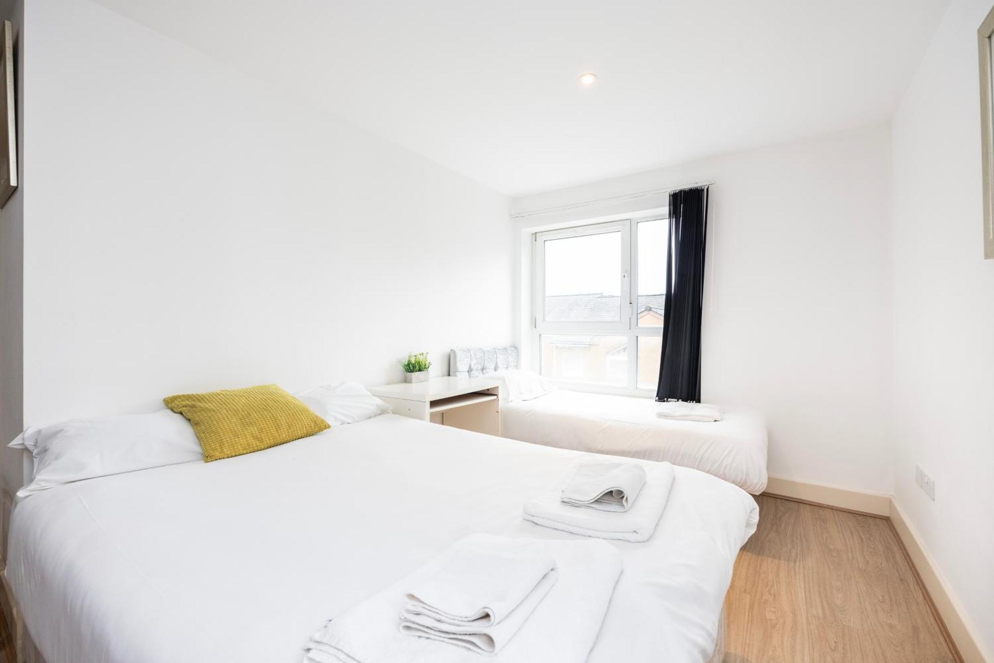 Heads On Bed -canary Wharf Docklands For The Larger Groups Appartement