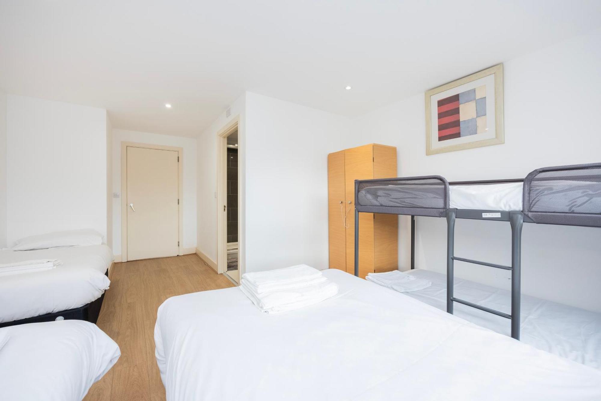 Heads On Bed -canary Wharf Docklands For The Larger Groups