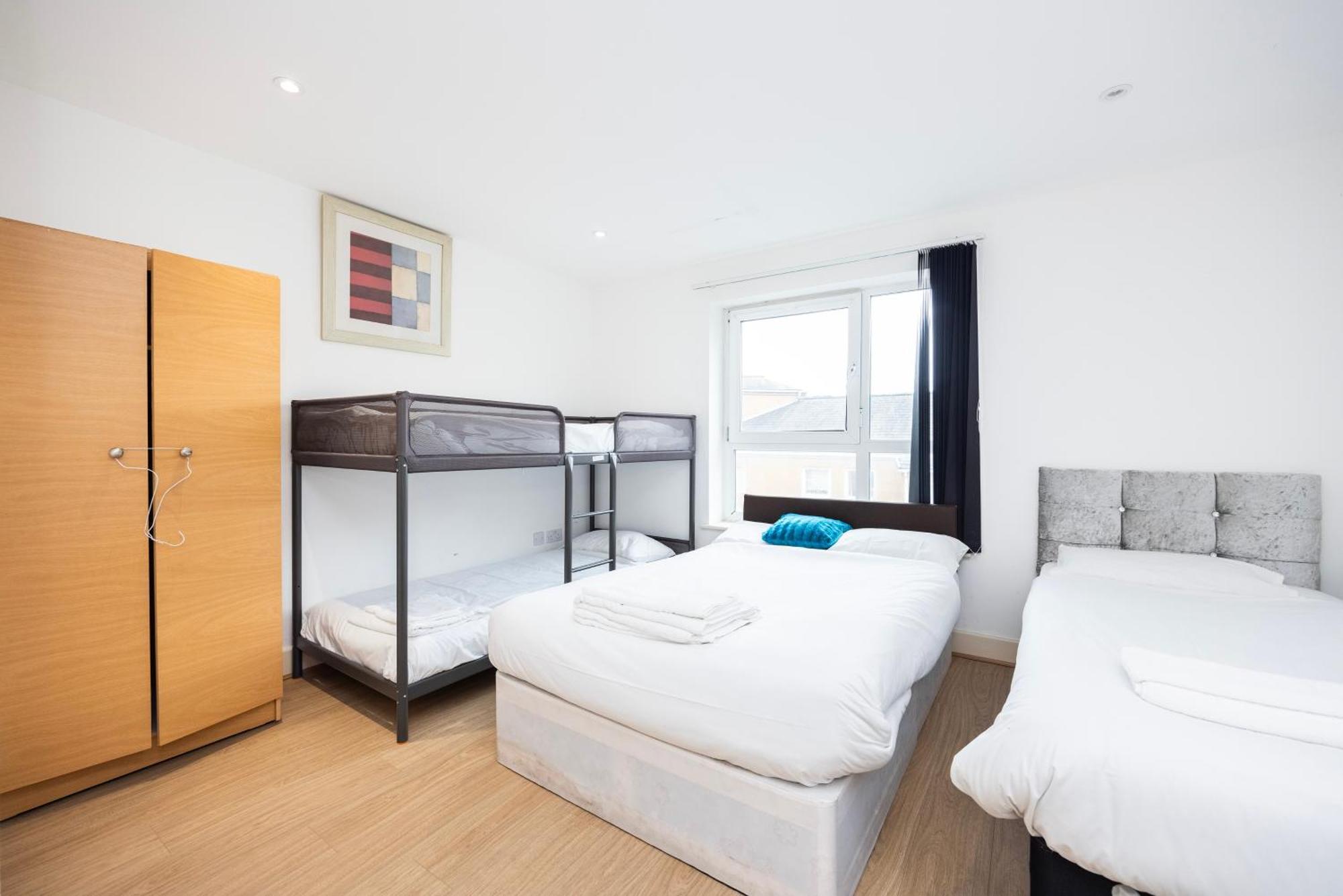 Heads On Bed -canary Wharf Docklands For The Larger Groups Appartement