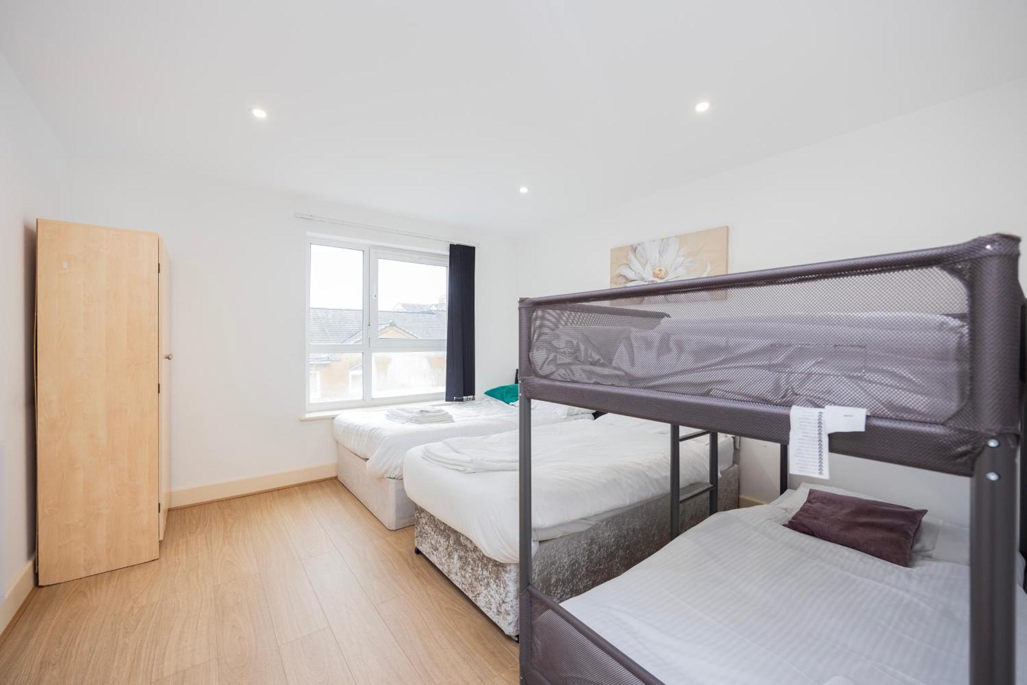 Heads On Bed -canary Wharf Docklands For The Larger Groups *