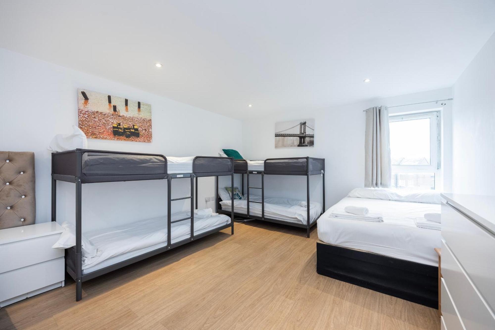 Heads On Bed -canary Wharf Docklands For The Larger Groups *
