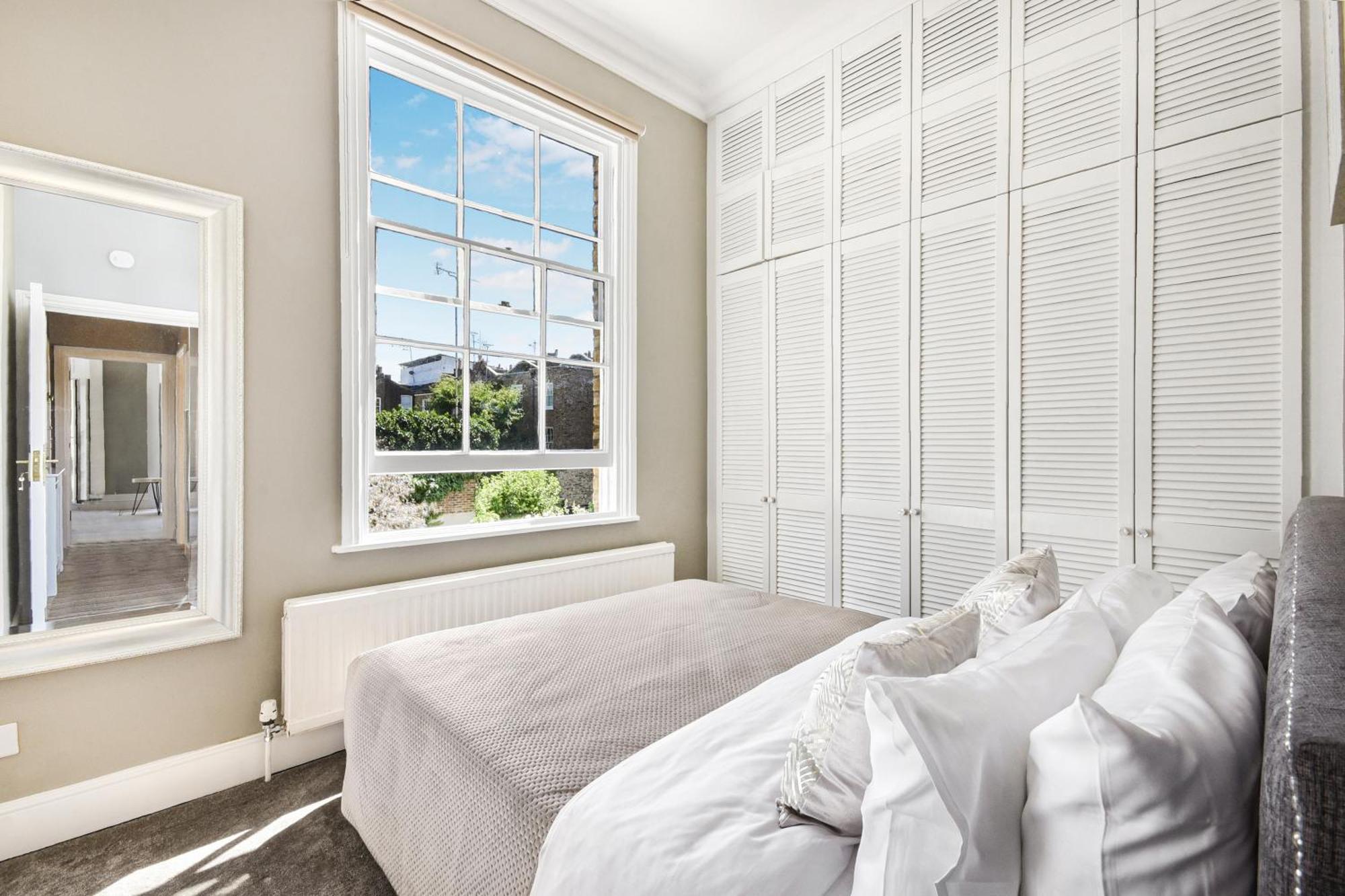 Lovely Large 1 Bed Renovated Flat W Balcony & 600mb Wifi *