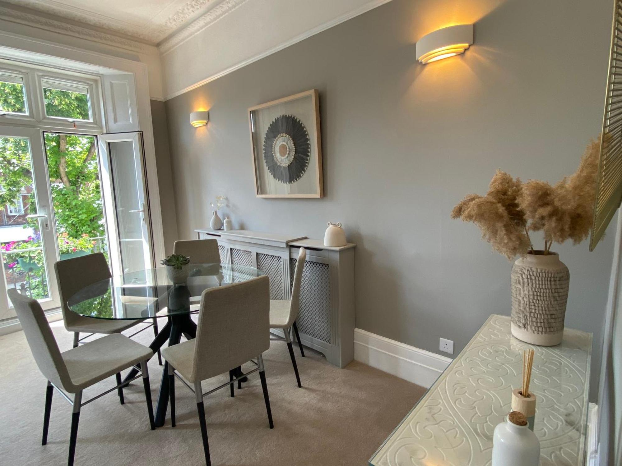 Lovely Large 1 Bed Renovated Flat W Balcony & 600mb Wifi Apartamento *