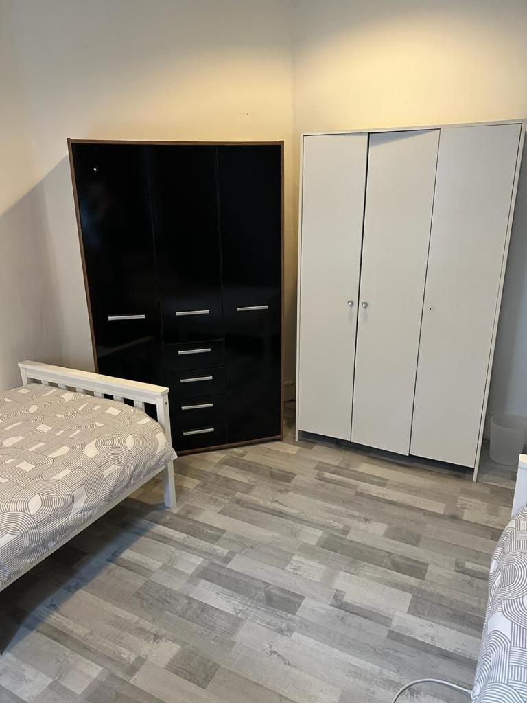 Cozy Twin Bed Retreat In Center Londres