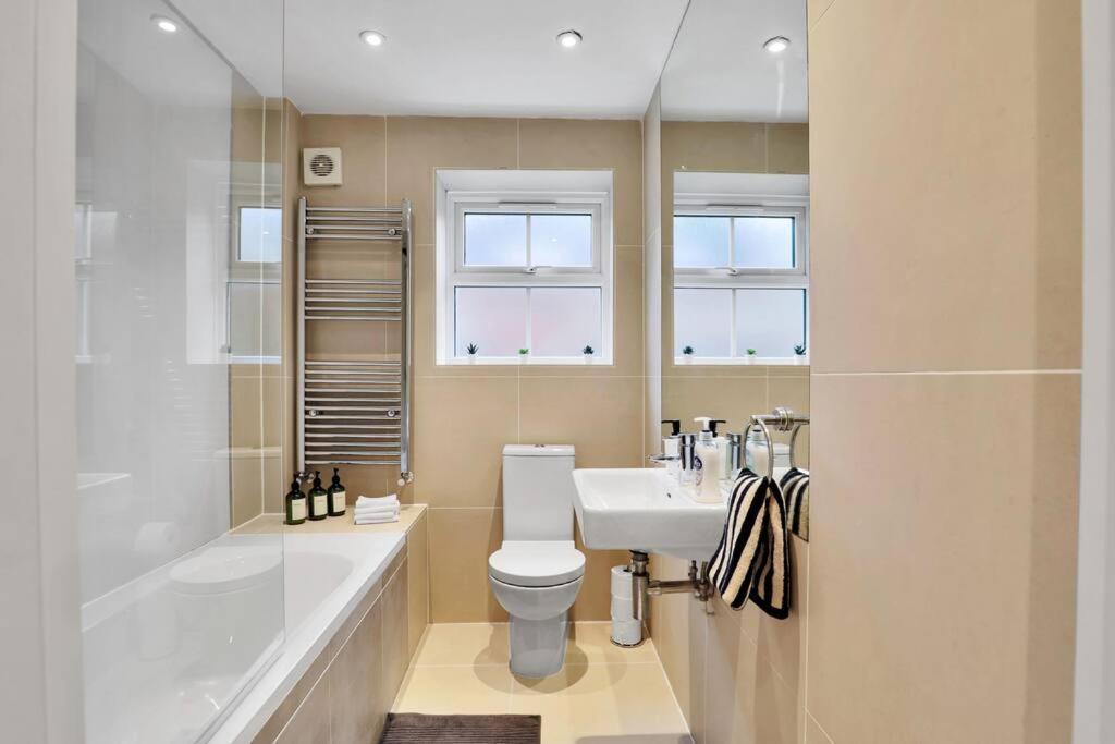 Stylish Camden Flat With Private Garden And Parking Appartement Londres