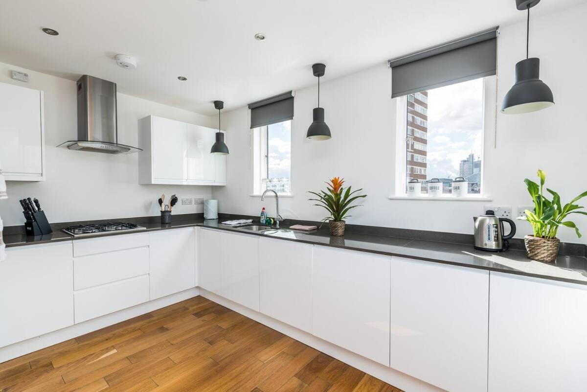 Split Level 3 Bedroom Floor Flat * Londres