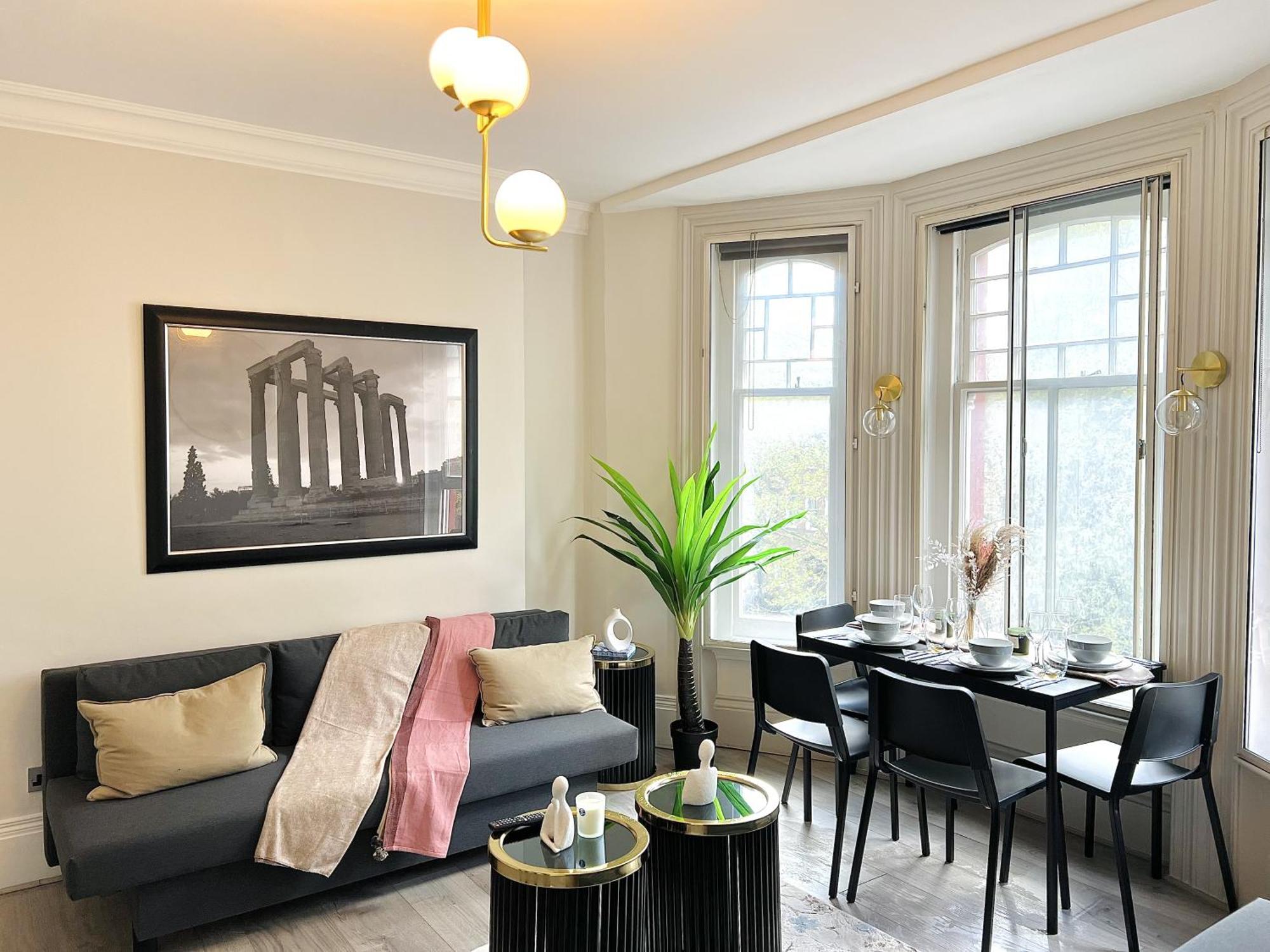 Hyde Park Mansion * London