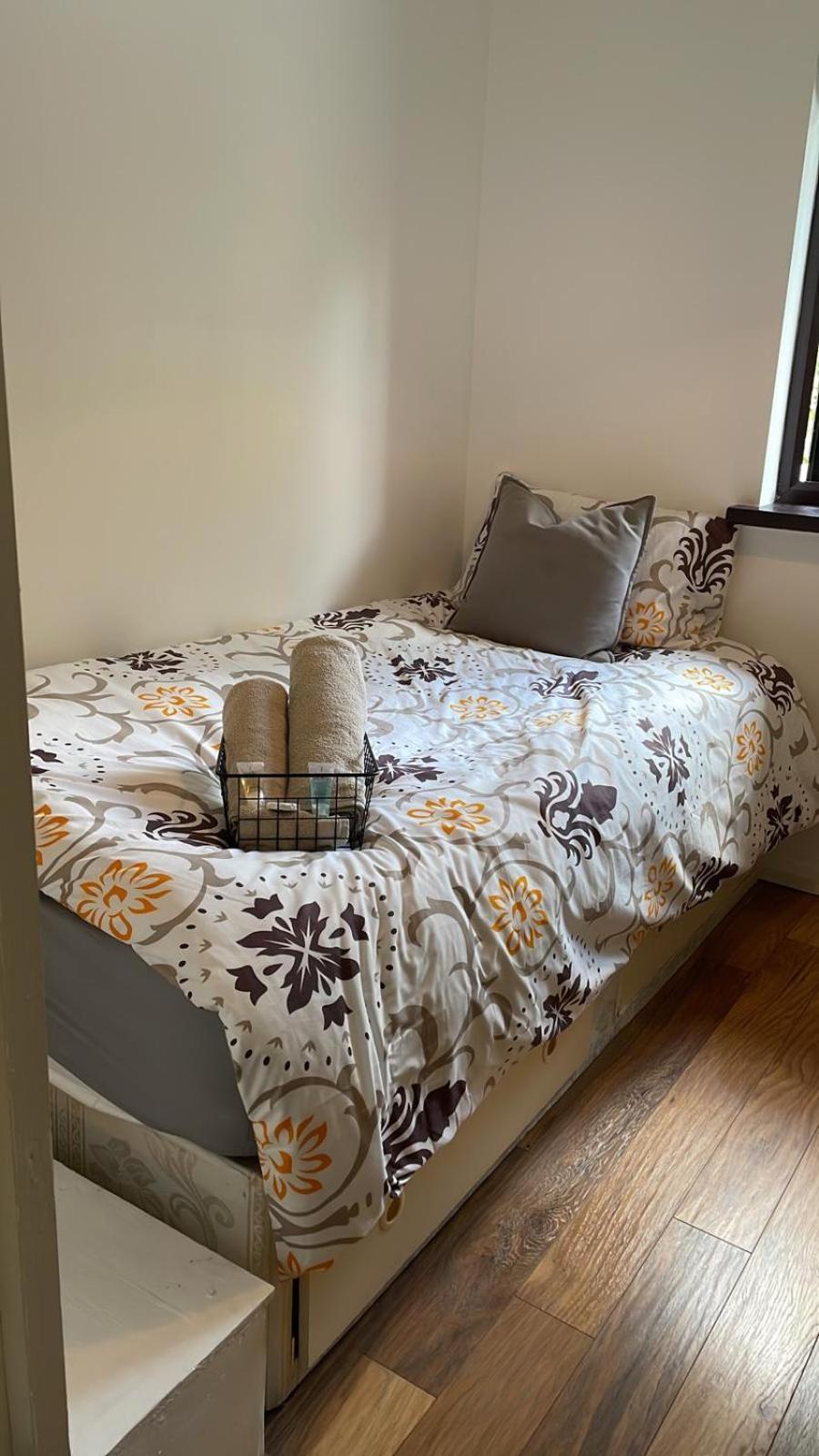 Single Refurbished Bedroom Maison d'hôtes *