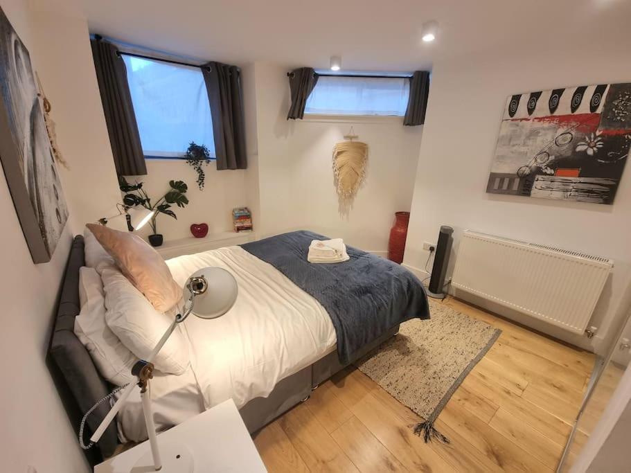 Large Duplex Flat At Bridge Londres