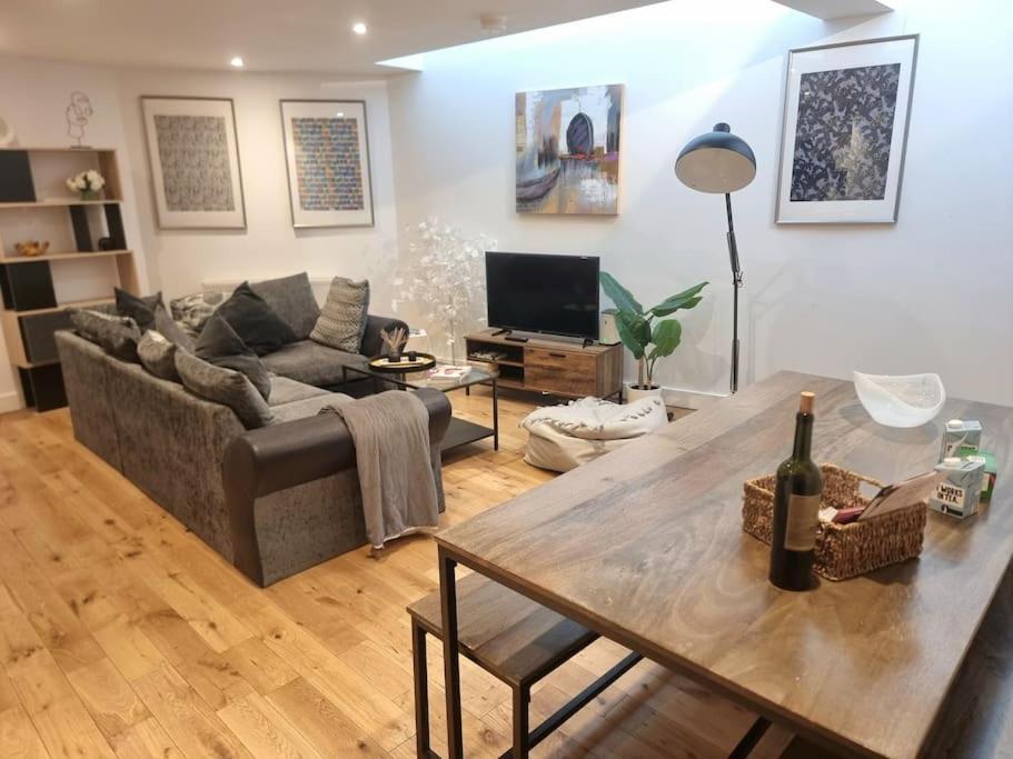 Large Duplex Flat At Bridge * Londres