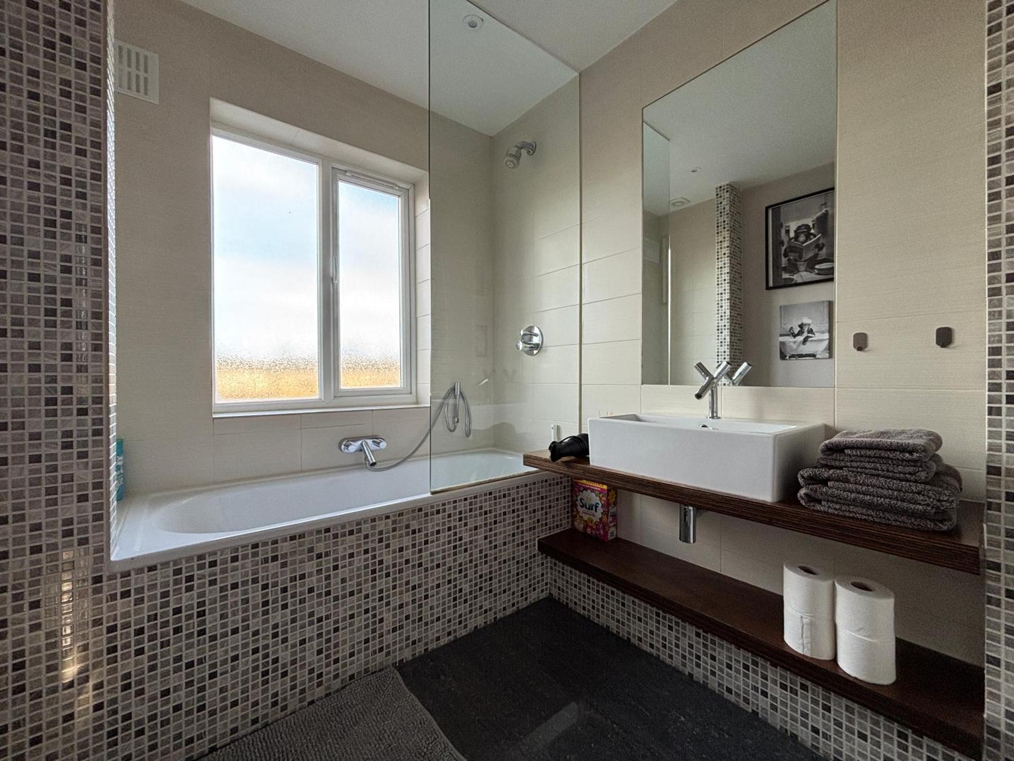 Entire House Floor Perfect For Couples & Freelancers - Available For Single Too Maison d'hôtes