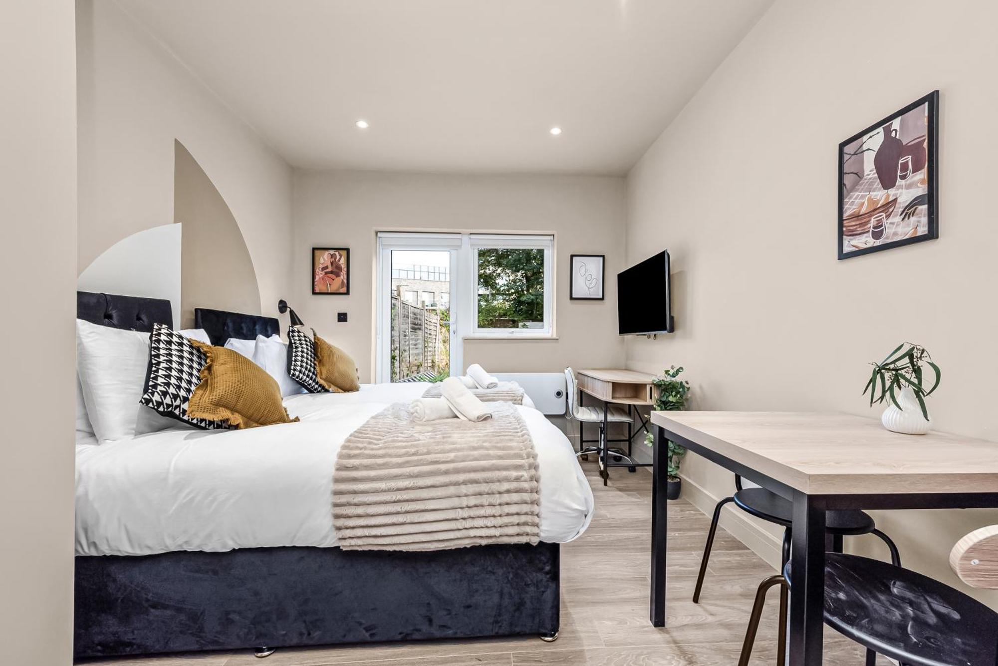 Apartment Posh With Functional Kitchenette *