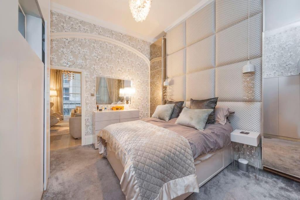 Luxurious Trafalgar Square * London