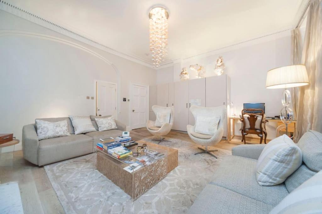Luxurious Trafalgar Square