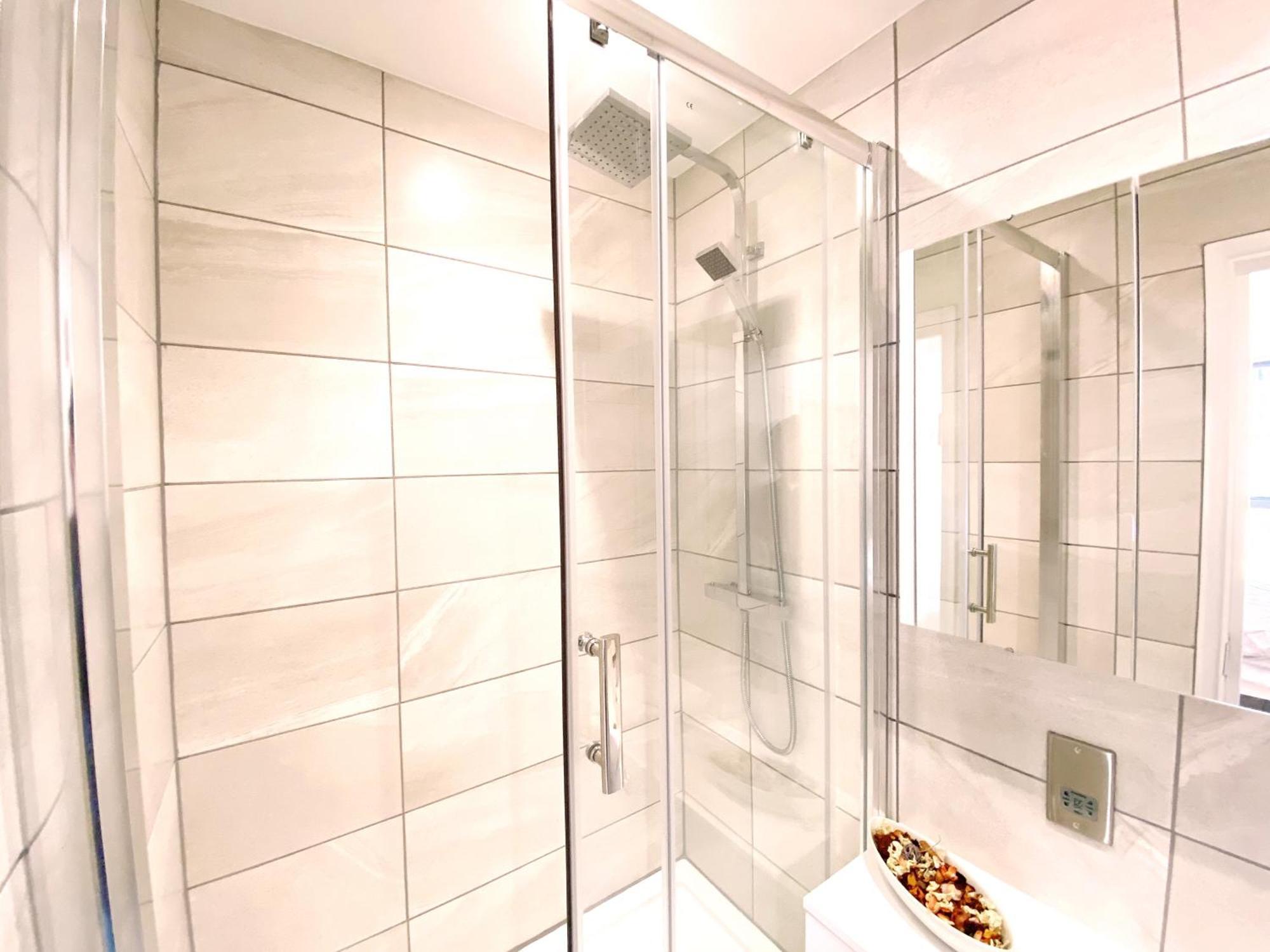 A Brand New Flat With 3 Bedrooms & 3 Baths In Zone 1 Angel For Max 9 Ppl