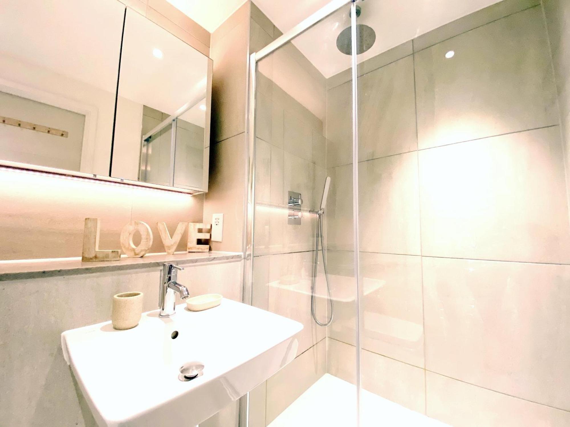 A Brand New Flat With 3 Bedrooms & 3 Baths In Zone 1 Angel For Max 9 Ppl *