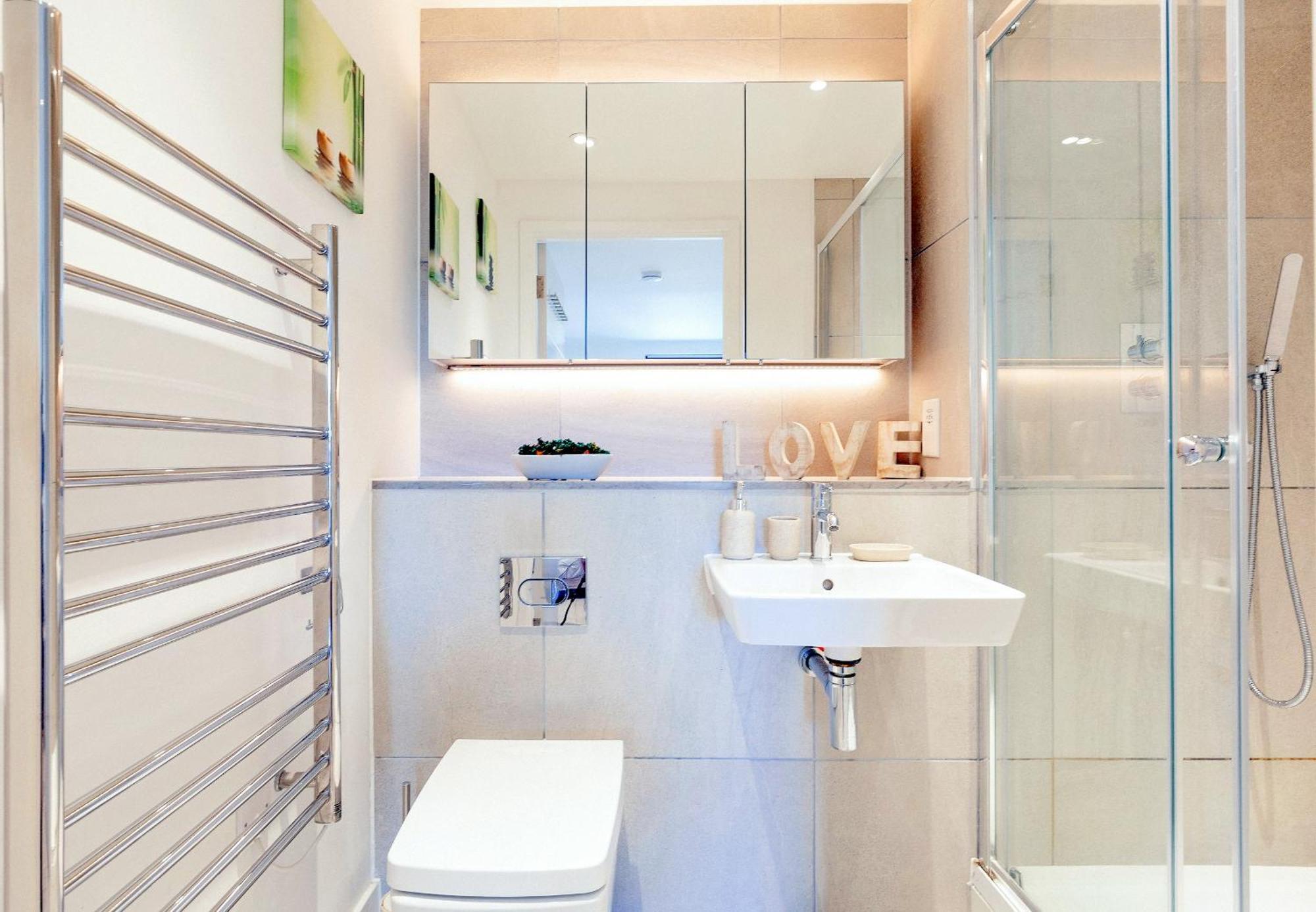 A Brand New Flat With 3 Bedrooms & 3 Baths In Zone 1 Angel For Max 9 Ppl Habitación en casa particular
