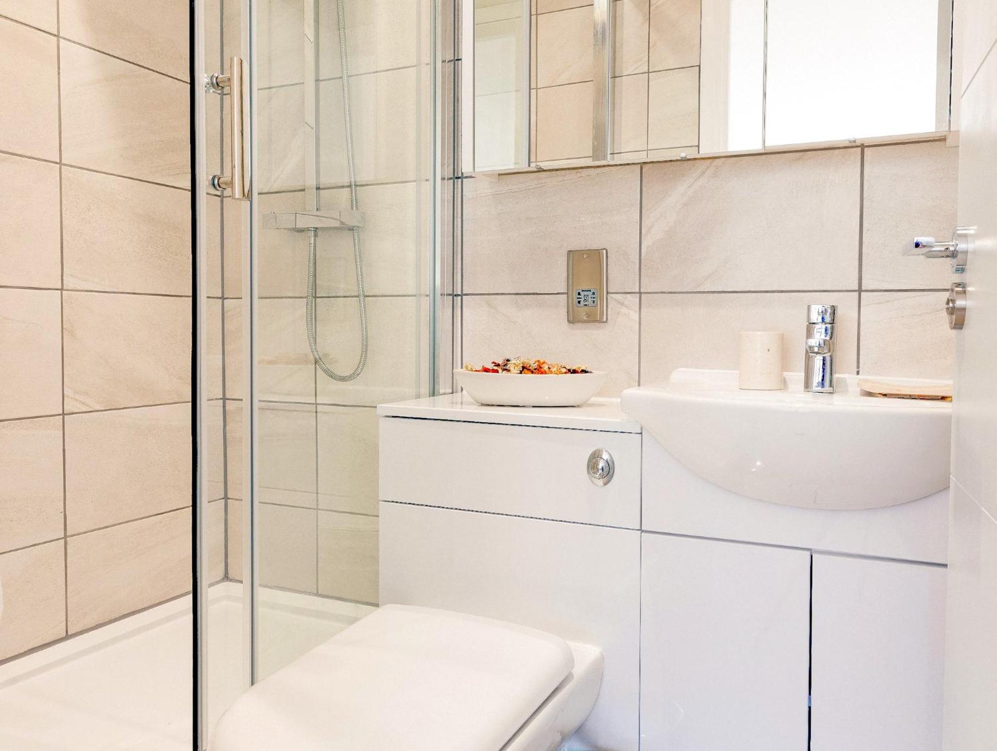 A Brand New Flat With 3 Bedrooms & 3 Baths In Zone 1 Angel For Max 9 Ppl